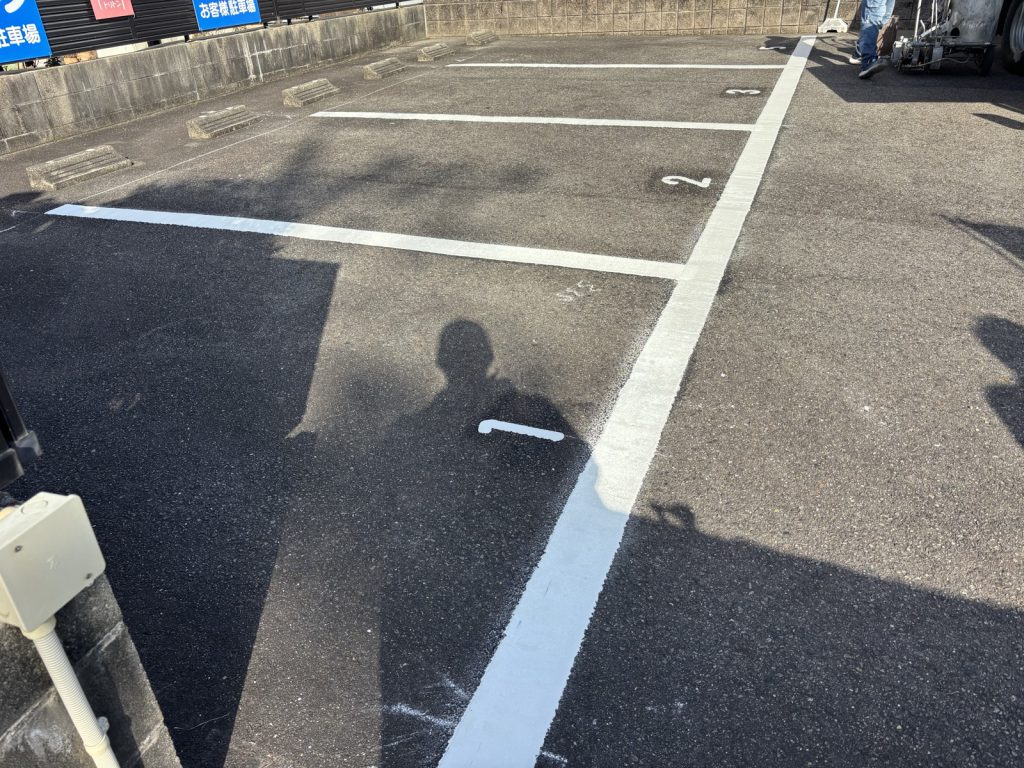 駐車場アスファルト舗装およびライン工事